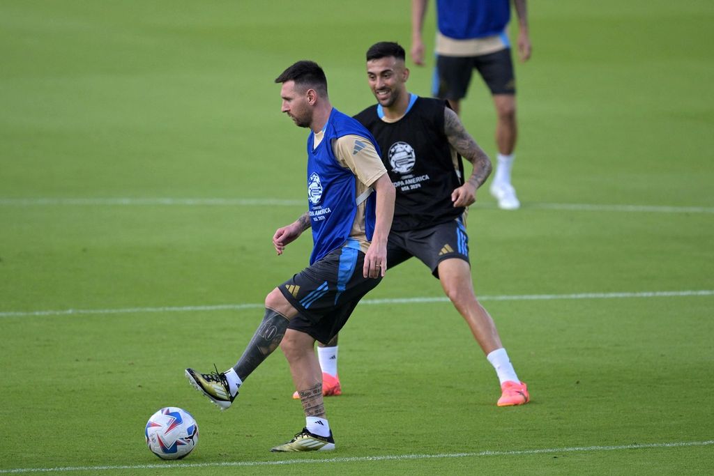 Penyerang Argentina, Lionel Messi, mengontrol bola dibayangi Nicolas Gonzalez saat berlatih di Houston, Texas, AS, Kamis (4/7/2024). Argentina akan melawan Ekuador pada perempat final Copa America 2024, Jumat (5/7/2024) pagi WIB. 