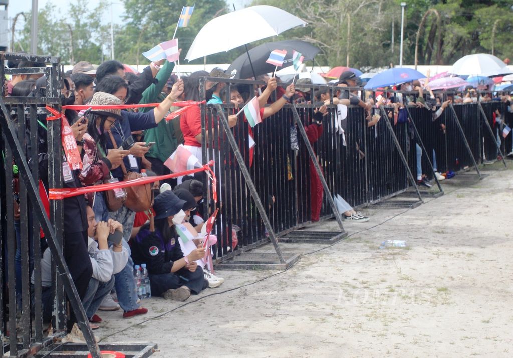 Para penonton yang memenuhi pinggir arena saling menyemangati para pebalap sepeda dalam ajang Union Cycliste Internationale (UCI) MTB Eliminator World Cup 2022 seri ke-8 di Kota Palangkaraya,Kalimantan Tengah, Minggu (28/8/2022).