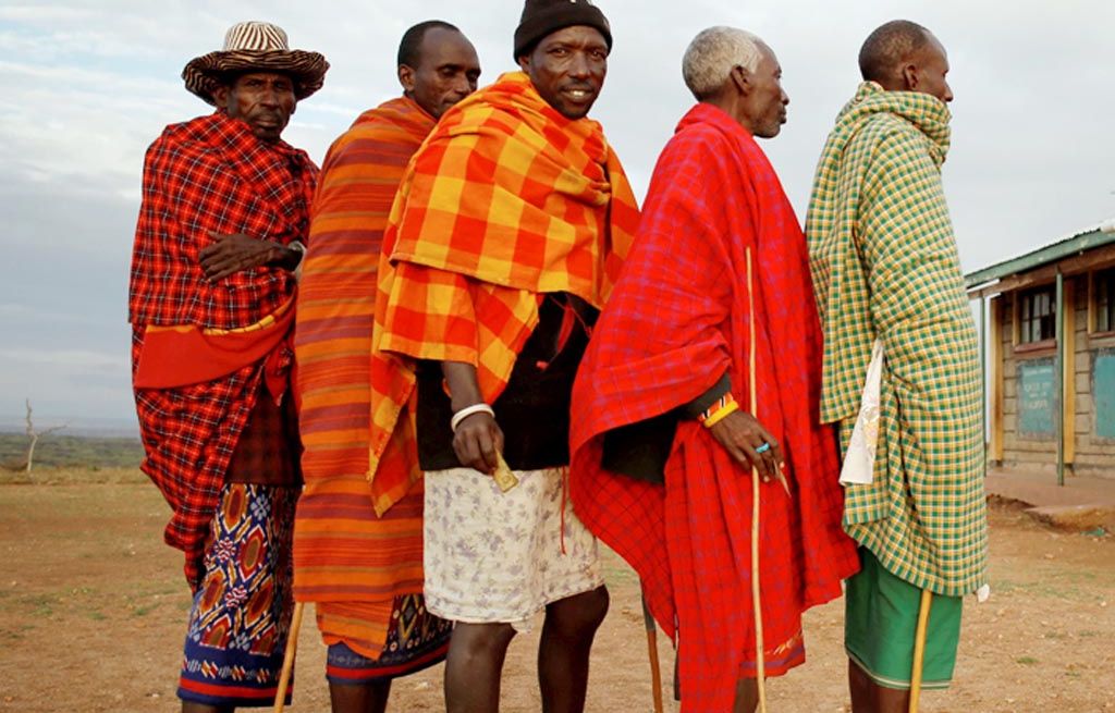 Anggota suku Samburu antre untuk memberikan suara di depan  tempat pemungutan suara di sebuah desa dekat Baragoy, Kenya, Selasa (8/8).