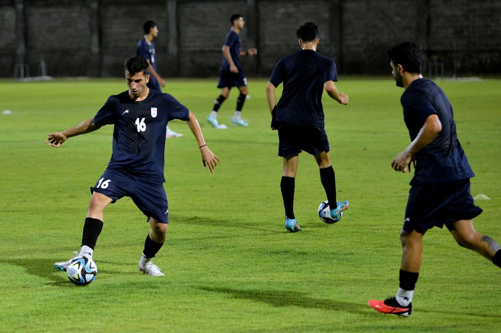 Sejumlah pesepak bola Tim Nasional Iran U-17 mengikuti sesi latihan menjelang Piala Dunia U-17 2023 di Lapangan Gelora Trisakti, Legian, Badung, Bali, Kamis (2/11/2023). Timnas Iran U-17 akan bertanding pada grup C Piala Dunia U-17 2023 bersama Brazil, Inggris dan Kaledonia Baru. 