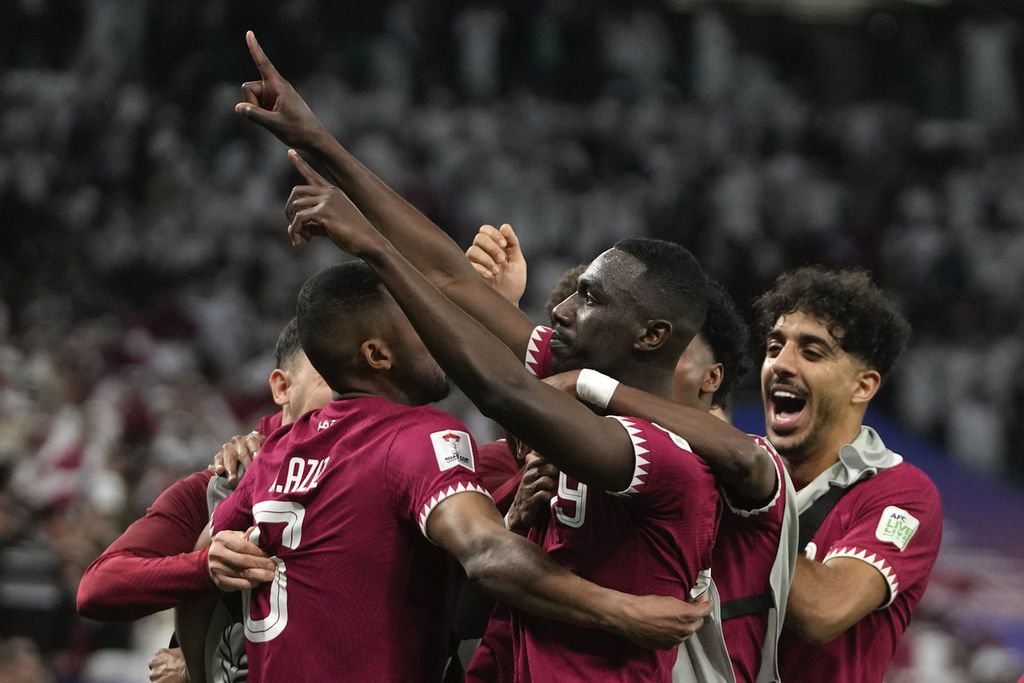 Pemain Qatar, Almoez Ali (tengah), merayakan gol kemenangan yang dicetaknya ke gawang Iran pada laga semifinal Piala Asia 2023 di Stadion Al Thumama, Doha, Qatar, Rabu (7/2/2024) malam WIB. Qatar melaju ke final setelah menang 3-2. 
