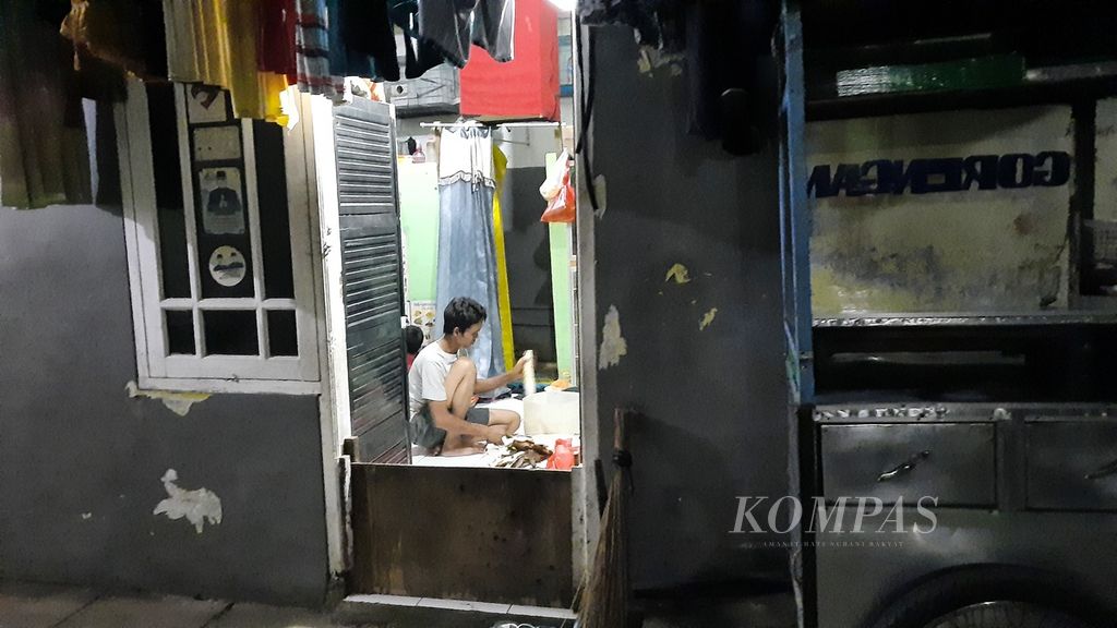 Parmin (29) menyiapkan bahan dagangan gorengan di rumah petaknya di Batu Ampar, Kramatjati, Jakarta Timur, Kamis (16/6/2022). 