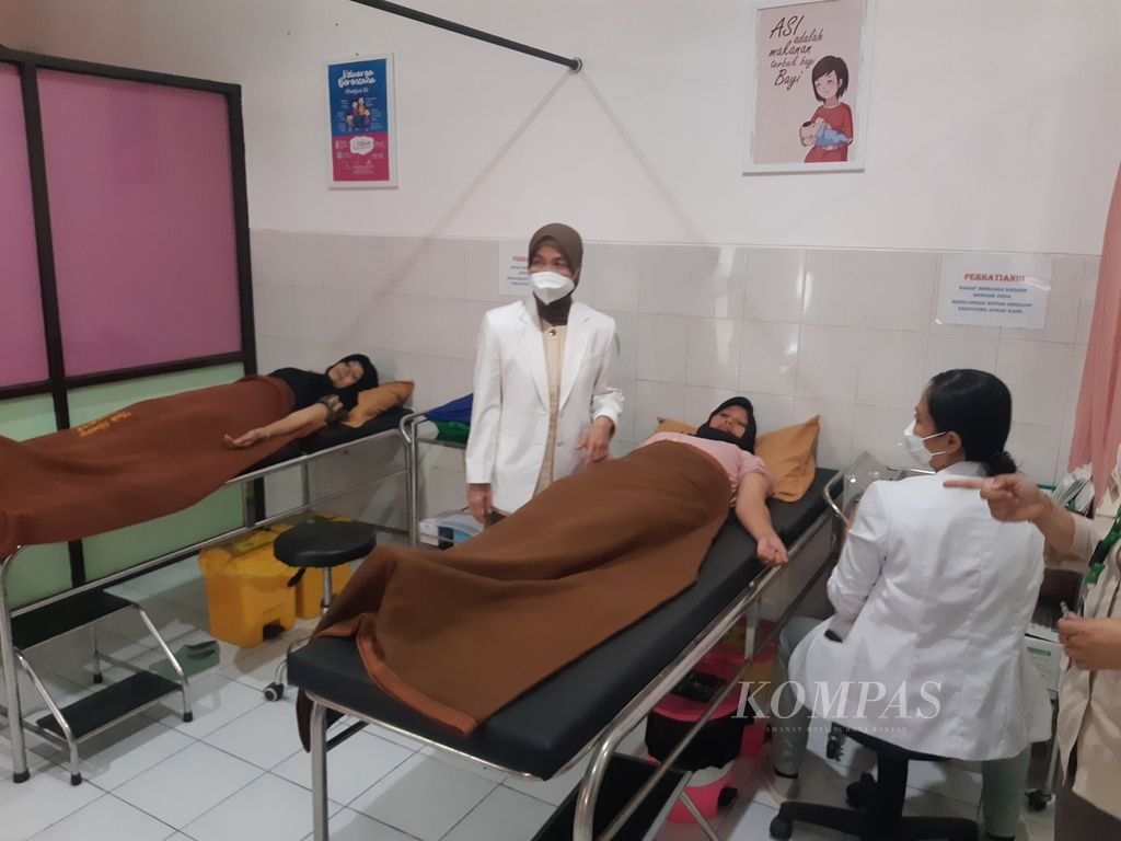 Pemasangan alat kontrasepsi implan di Klinik Siliwangi, Kota Cimahi, Jawa Barat, Senin (23/10/2023). 