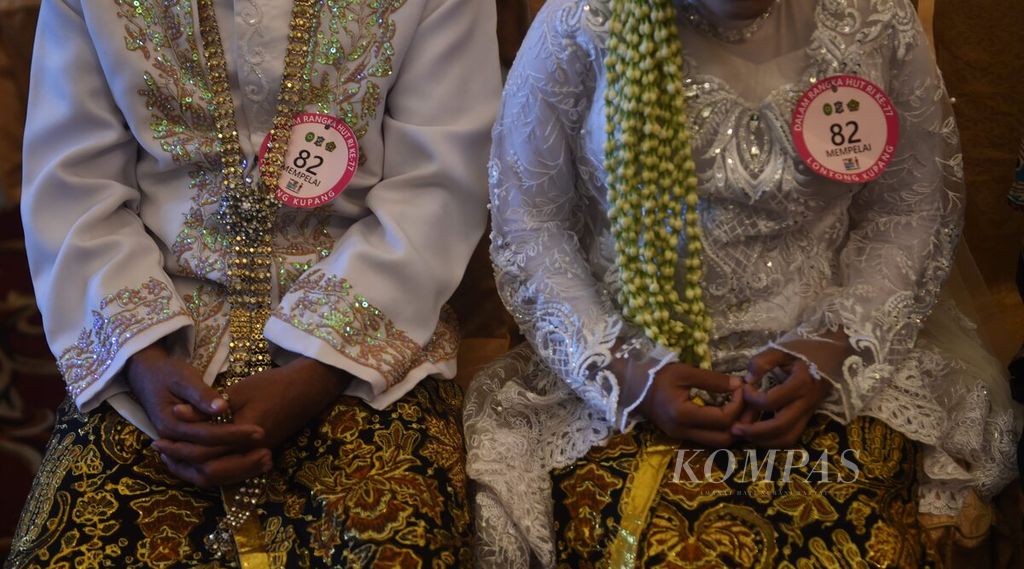Pasangan pengantin saat acara sidang isbat nikah massal di Empire Palace, Kota Surabaya, Jawa Timur, Selasa (30/8). 