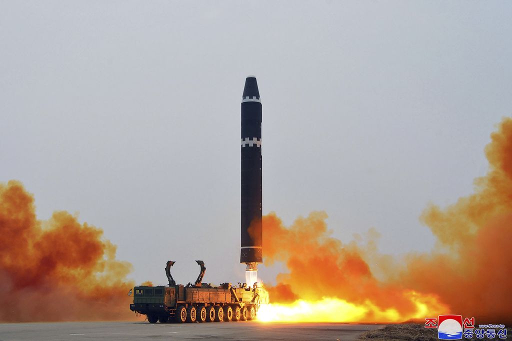 Dalam foto yang disediakan oleh Pemerintah Korea Utara ini, Pyongyang mengatakan, itu foto uji coba rudal balistik antarbenua, Hwasong-15, di Bandar Udara Internasional Pyongyang di Pyongyang, Korea Utara, 18 Februari 2023. 