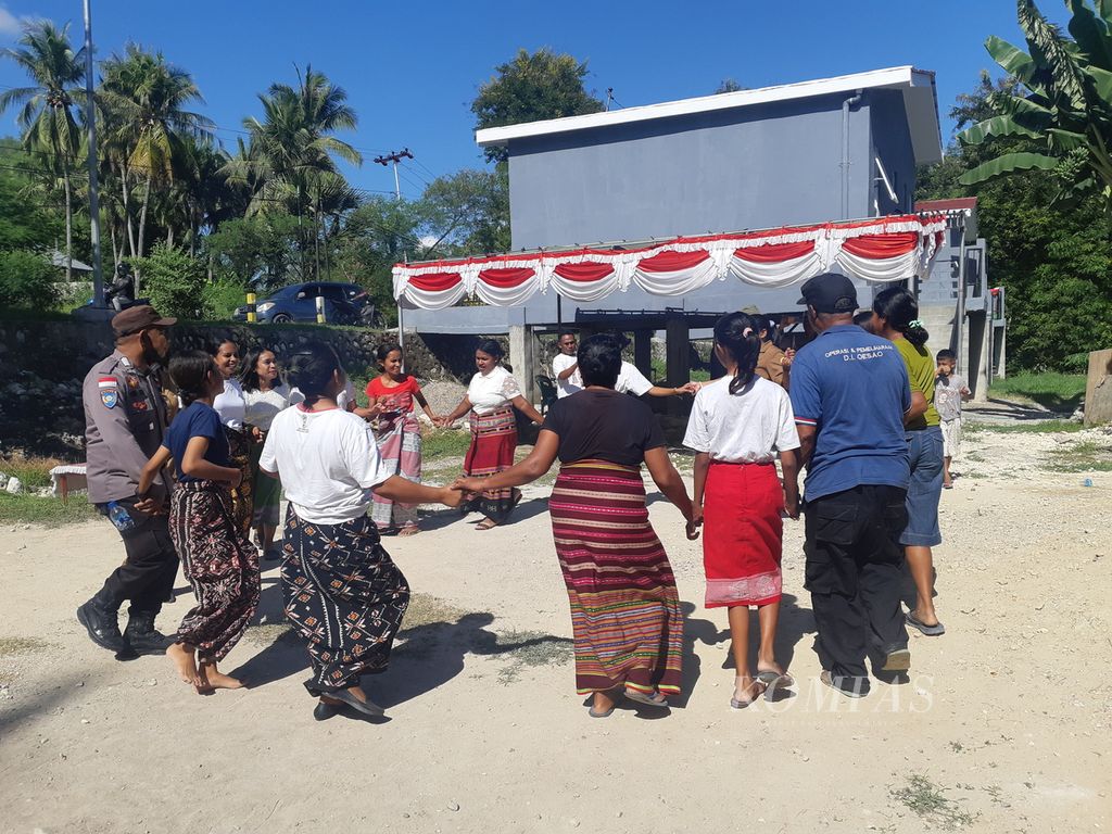Warga menari seusai peresmian rumah bagi korban badai Seroja di Kelurahan Baubau, Kabupaten Kupang, Nusa Tenggara Timur, Selasa (13/12/2022). Rumah itu dibangun Yayasan Dana Kemanusiaan Kompas.