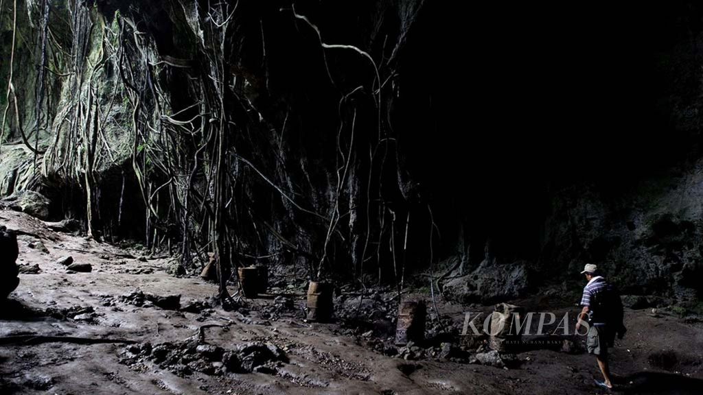 Pengunjung berjalan kaki di dasar situs Goa Binsari, Kabupaten Biak Numfor, Papua, Sabtu (15/9/2012). Situs Goa Binsari ini dulu digunakan sebagai benteng pertahanan tentara Jepang saat bertempur melawan tentara Amerika dalam Perang Dunia II.