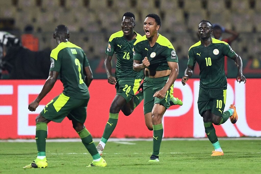 Pemain timnas Senegal, Abdou Diallo (kedua dari kanan), merayakan golnya ke gawang Burkina Faso pada laga semifinal Piala Afrika di Stadion Ahmadou Ahidjo, Yaounde, Kamerun, Rabu (2/2/2022). Senegal memenangi laga itu dengan skor 3-1. 
