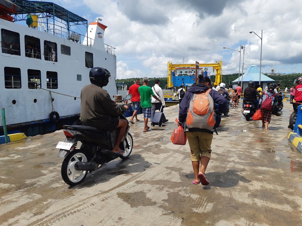 Suasana di Pelabuhan Bolok, Kabupaten Kupang, Nusa Tenggara Timur, Senin (3/4/2023). Pemerintah menambah enam pelayaran ekstra dari pelabuhan itu ke Pelabuhan Larantuka, Kabupaten Flores Timur, demi membantu kelancaran peziarah Semana Santa. 