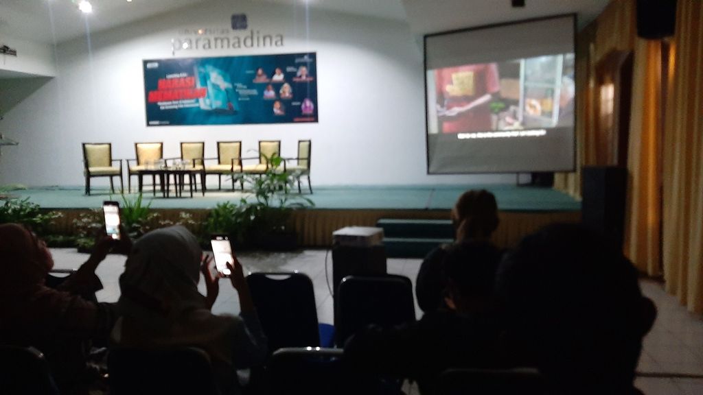 Para peserta menyaksikan pemutaran film dokumenter <i>Dari Kecewa pada Bapak Menjadi Pendana ISIS</i> dan peluncuran buku <i>Narasi Mematikan Pendanaan Teror di Indonesia</i> karya Noor Huda Ismail di Universitas Paramadina, Jakarta, Kamis (27/7/2023)