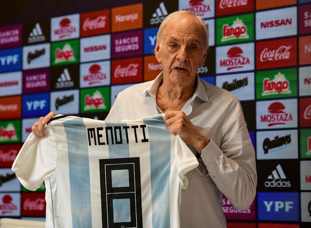 Manajer timnas Argentina Cesar Luis Menotti dalam sebuah konferensi pers di Buenos Aires, 25 Januari 2019. Federasi Sepak Bola Argentina mengumumkan Menotti meninggal pada usia 85 tahun, Senin (6/5/2024) pagi WIB.