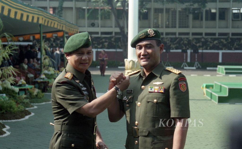 Letnan Jenderal Sugiono (kanan) menyalami penggantinya, Letnan Jenderal Prabowo Subianto, seusai upacara serah terima jabatan Panglima Komando Cadangan Strategis TNI AD (Kostrad) di Markas Kostrad, Jakarta, Jumat (20/3/1998).