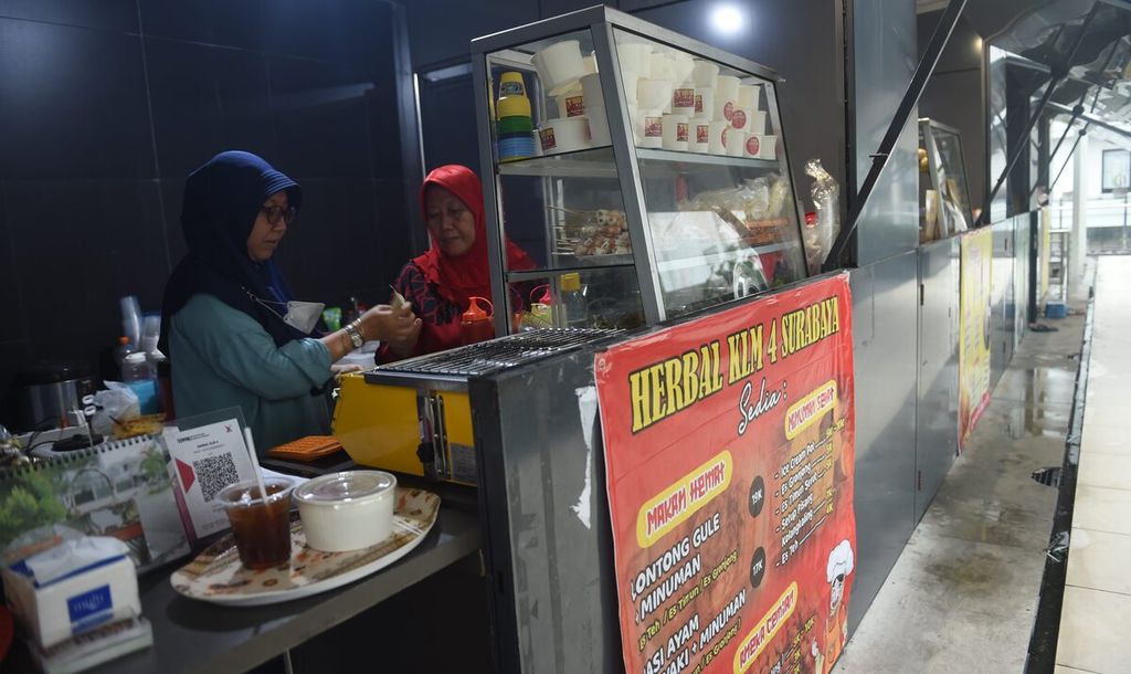 Penjual menyiapkan pesanan pembeli di <i>food court </i>Alun-alun Surabaya, Kota Surabaya, Jawa Timur, Jumat (21/10/2022). <i>Food court </i>tersebut dibuat oleh Pemkot Surabaya untuk menampung UMKM di bidang makanan dan minuman. Penjual yang berjualan di tempat tersebut sudah melalui kurasi tim pemkot sehingga layak untuk dijual. Penjual makanan di tempat tersebut diganti dua minggu sekali. 