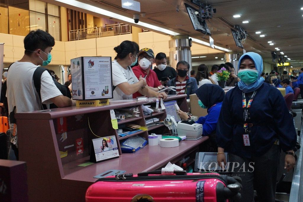 Sebanyak 127 wisatawan asal Xi’an, China, mengantre di <i>counter </i>lapor diri di Bandara Hang Nadim, Batam, Kepulauan Riau, Kamis (30/1/2020). Mereka merupakan rombongan wisatawan asal China terakhir yang pulang menggunakan maskapai Batik Air.