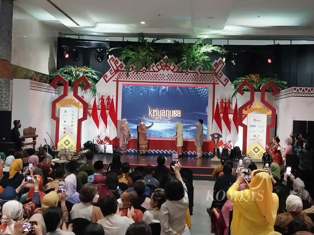 Ibu Iriana Joko Widodo saat menyentuh layar dan membuka secara resmi Pameran Kerajinan Nusantara (Kriyanusa) Tahun 2022 yang digelar di Jakarta Convention Center, Jakarta, Rabu (21/9/2022). Pameran akan berlangsung hingga 25 September 2022.