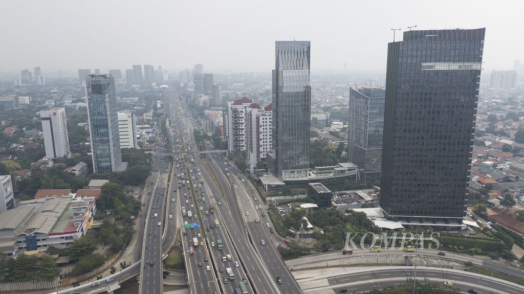Lanskap di wilayah selatan Jakarta yang diselimuti polusi udara, Rabu (23/08/2023) siang. Upaya membuat hujan buatan demi mengurangi polusi udara di Jakarta belum membuahkan hasil. Bahkan, operasi teknologi modifikasi cuaca di wilayah Jabodetabek oleh Badan Riset dan Inovasi Nasional dihentikan sementara karena keberadaan awan kumulus dan stratokumulus sebagai target untuk ditaburkannya garam dan kapur tohor masih minim di langit Jabodetabek.
