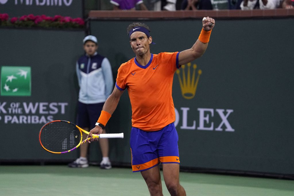 Reaksi petenis Spanyol, Rafael Nadal, setelah mengalahkan rekan senegaranya, Carlos Alcaraz, pada pertandingan semifinal turnamen Indian Wells di Indian Wells Garden, California, Amerika Serikat, Sabtu (19/3/2022) malam waktu setempat atau Minggu siang waktu Indonesia. Nadal menang 6-4, 4-6, 6-3. 
