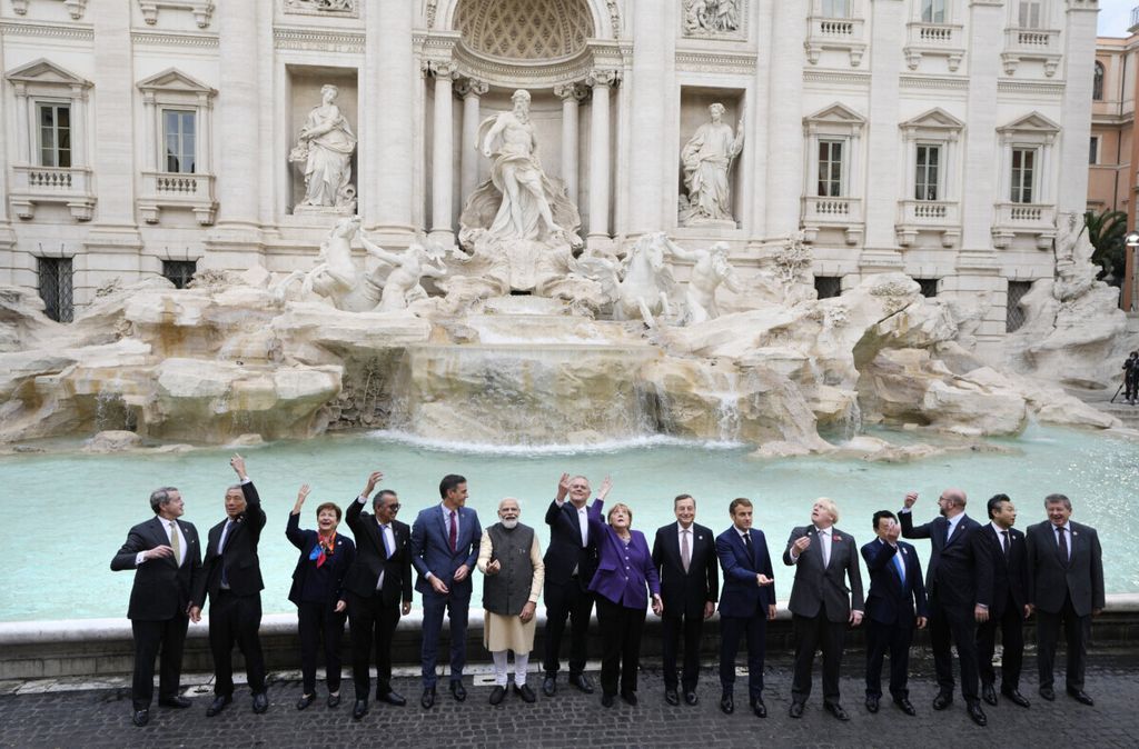 Para pemimpin G20 berfoto di depan Trevi Fountain dalam Konferensi Tingkat Tinggi (KTT) G20 di Roma, Italia, 31 Oktober 2021. 