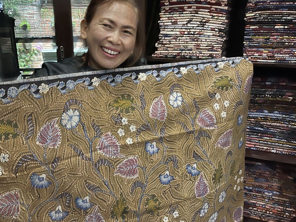 Pengusaha Galeri Pesona Batik, Bangkalan, Siti Maemonah (53), salah satu pembatik di Pulau Madura, Jawa Timur, yang berhasil membuat batik berukuran kimono khusus untuk pencinta batik di Jepang.