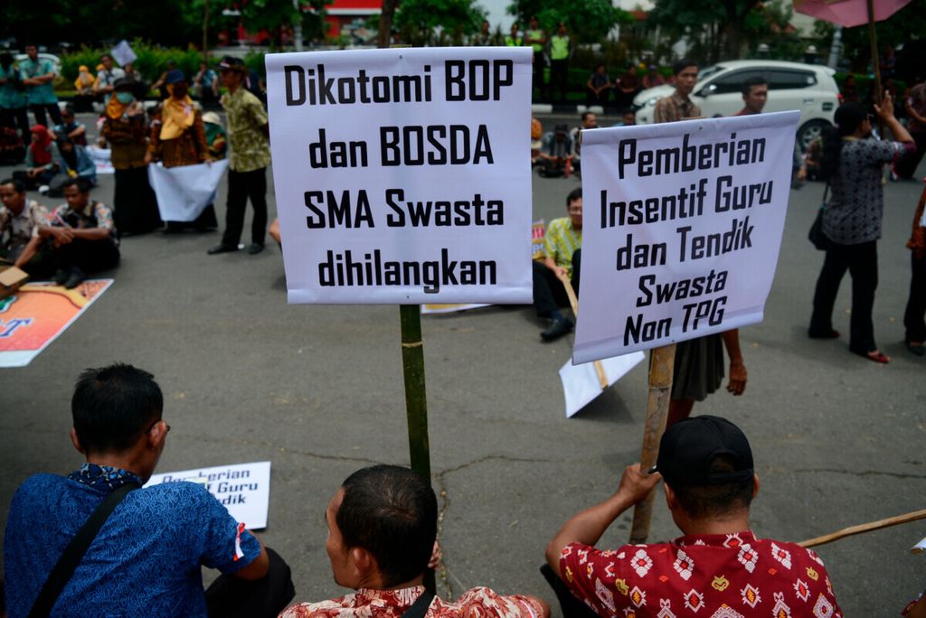 Dua poster yang menjadi tuntutan mereka dibawa pengunjuk rasa perwakilan sekolah swasta di depan Kantor DPRD Jateng, Kota Semarang, Jawa Tengah, Senin (16/2/2020). Mereka menuntut berbagai persoalan kebijakan pemerintah hingga kesejahteraan guru.