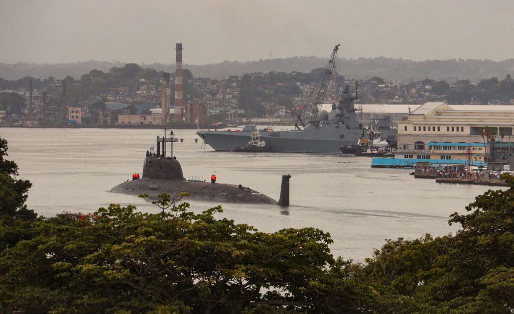 Kapal selam Rusia bertenaga nuklir, Kazan, tiba di Pelabuhan Havana, Kuba, Rabu (12/6/2024) bersama tiga kapal lainnya.