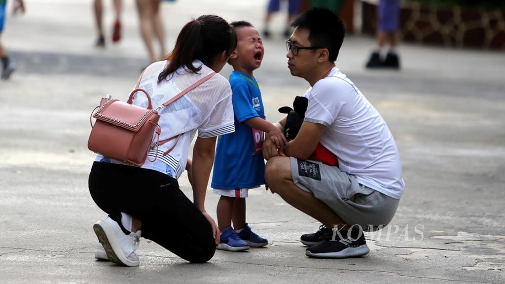 Orangtua membujuk anaknya yang menangis saat mengikuti lari anak (<i>kids dash</i>) 600 meter di Kompleks Universal Studio, Pulau Sentosa, Singapore, Desember 2018.