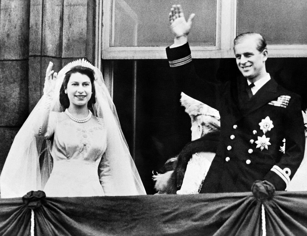 Arsip foto pada 20 November 1947 menunjukkan Ratu Elizabeth II dan Pangeran Philip, Duke of Edinburg, melambaikan tangan pada hari pernikahan mereka di Istana Buckingham, London. 