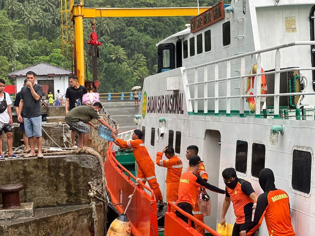 The SAR team evacuates residents affected by the eruption of Mount Ruang at Minanga Ferry Harbor, Sitaro Islands Regency, North Sulawesi, Thursday (18/4/2024).