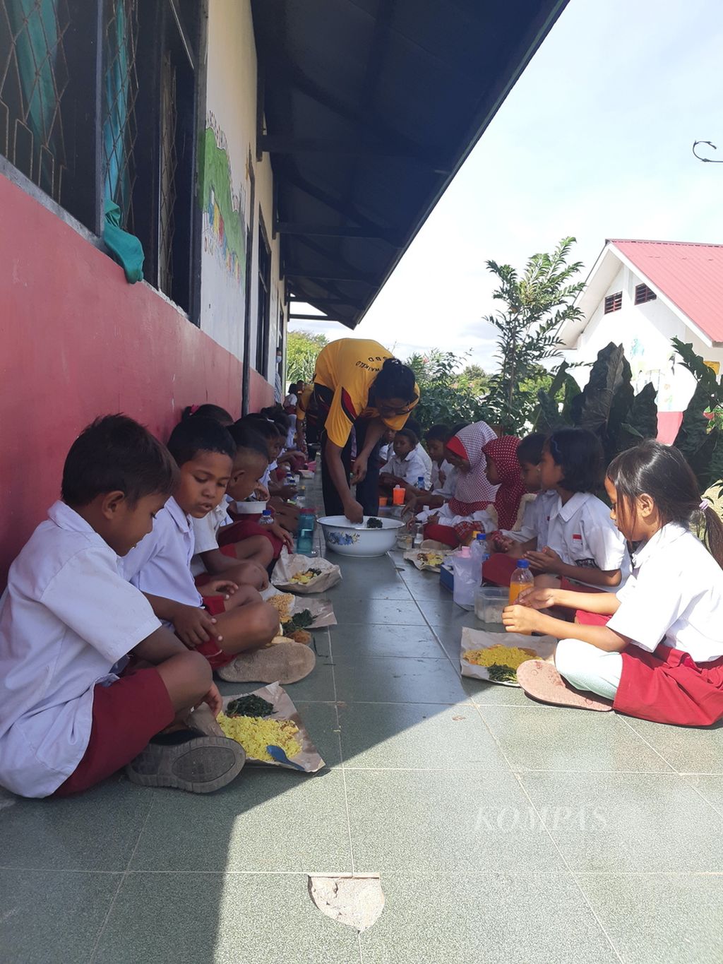 Siswa di SDN Waikelo, Kabupaten Suba Barat Daya, Nusa Tenggara Timur, makan bersama di sekolah. Dengan dukungan Kelas Lentera Kuark, sekolah membuat program<i> farm to table</i> atau kebun pangan sekolah, salah satunya untuk membiasakan anak-anak sarapan bergizi agar siap belajar. 