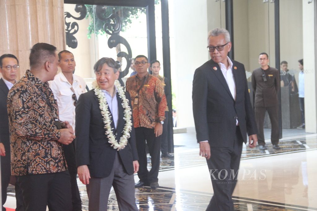 Emperor of Japan Naruhito entered the Tentrem Hotel Yogyakarta, Yogyakarta City, Wednesday (21/6/2023) afternoon. Naruhito made a state visit to Yogyakarta to attend several agendas.