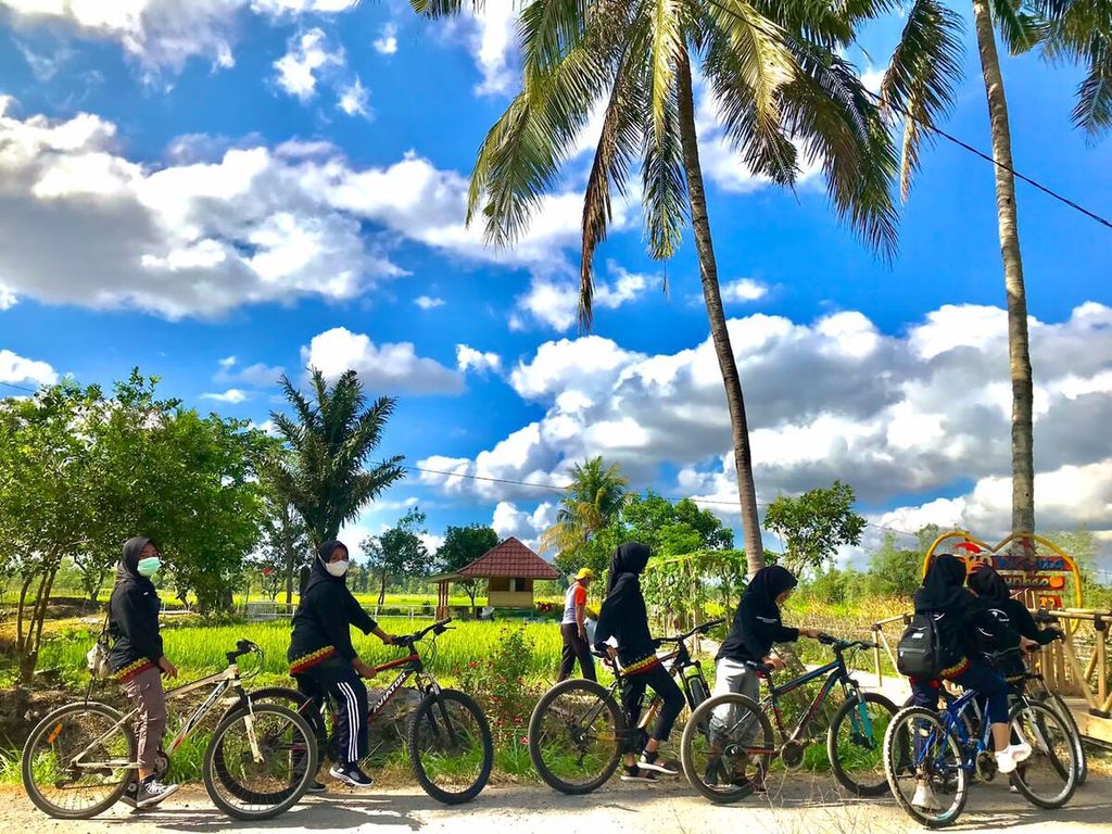 Kegiatan wisatawan di Desa Wisata Puyung, Lombok Tengah, Nusa Tenggara Barat. Desa Puyung menjadi salah satu dari 21 desa wisata di NTB yang masuk 500 besar Anugerah Desa Wisata Indonesia 2022.