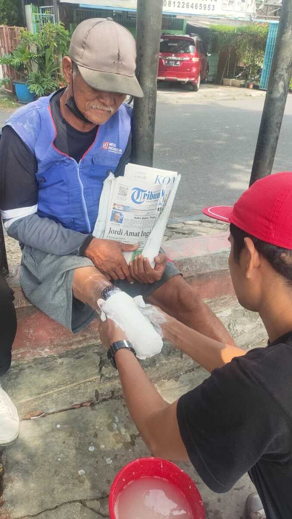 Karsidi, loper koran di Semarang, adalah salah satu penyandang disabilitas yang akan menerima bantuan kaki palsu dari gowes amal yang dilakukan para pesepeda Semarang sejauh 1.000 kilometer pada 27 Mei-2 Juni 2023. 