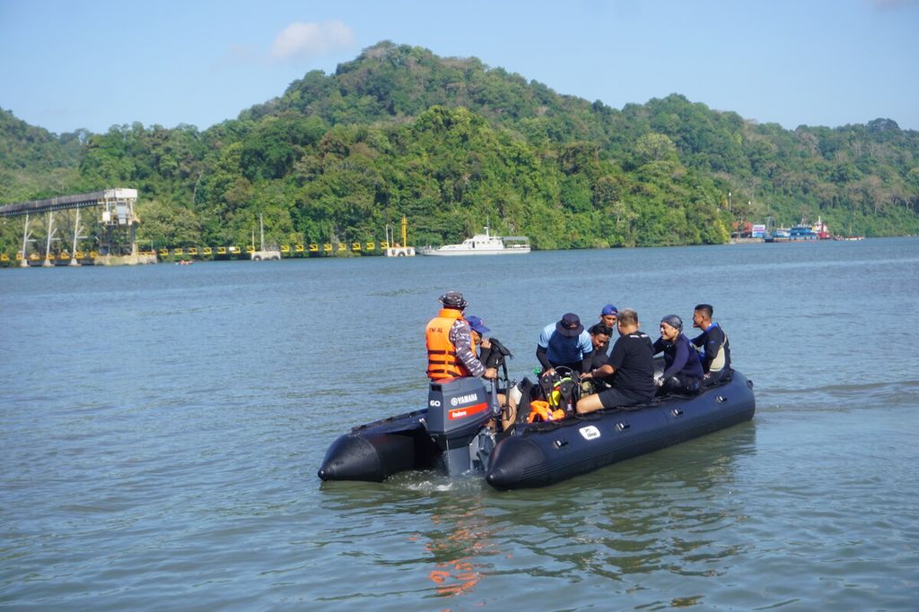 Jajaran Kopaska bersiap menyelam di dasar Perairan Nusakambangan untuk mencari amunisi serta memastikan tidak adanya senjata berbahaya dari era Perang Dunia II di Cilacap, Jawa Tengah, Kamis (20/7/2023). 