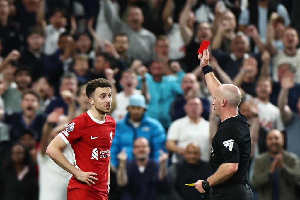 Wasit Simon Hooper memberi kartu merah kepada pemain Liverpool Diogo Jota saat laga lawan Tottenham Hotspur, 30 September 2023. 