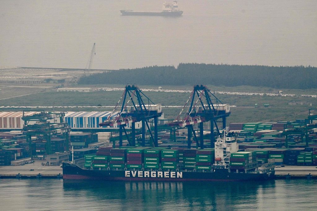 Pemandangan di Pelabuhan Taipei di New Taipei City, Taiwan, Kamis (6/4/2023), saat sebuah kapal kargo Evergreen bersandar. 