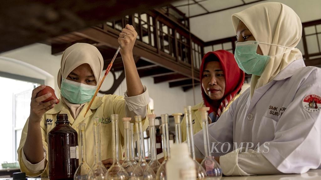 Siswi salah satu SMK Surabaya tengah belajar di laboratorium Pusat Penelitian Perkebunan Gula Indonesia (P3GI) Pasuruan, Jawa Timur, Rabu (13/03/2019).