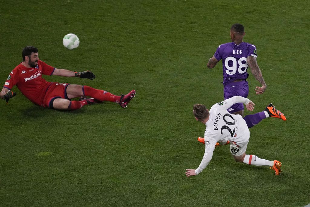 Pejyerang sayap West Ham United Jarrod Bowen (kanan) mencetak gol penentu kemenangan timnya atas Fiorentina, 2-1, pada laga final Liga Konferensi Eropa di Arena Eden, Praha, Ceko, Jumat (8/6/2023) dini hari WIB.