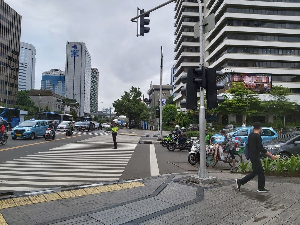 Suasana lalu lintas di Jalan Thamrin, Jakarta Pusat, Senin (3/2/2020). Lalu lintas di jalan itu relatif lebih tertib dibanding jalan lain yang tidak dilengkapi dengan sistem tilang elektronik atau ETLE (electronic traffic law enforcement).