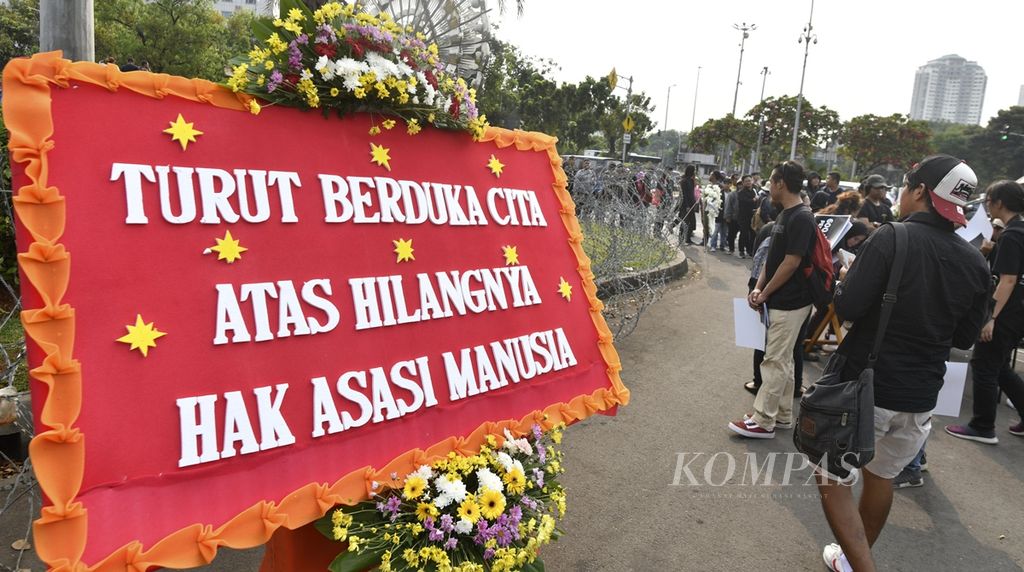 Karangan bunga turut dibawa dalam Aksi Kamisan ke-600 di depan Istana Merdeka, Jakarta, Kamis (5/9/2019). Aksi yang digelar sejak 18 Januari 2007 ini menjadi simbol dalam memperjuangkan penyelesaian kasus-kasus pelanggaran HAM berat di Indonesia.