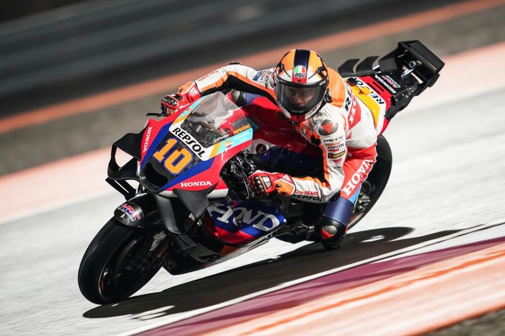 Luca Marini memacu motor Honda RC213V dalam balapan seri pertama MotoGP 2024 di Lusail, Qatar, Minggu (10/3/2024). Marini meraih hasil jelek dalam balapan debutnya bersama tim Repsol Honda. 