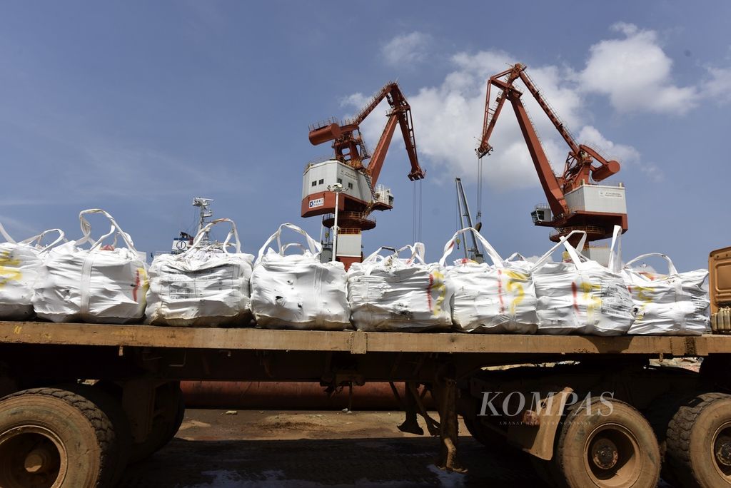 Hasil produksi yang dihasilkan dari pabrik peleburan nikel siap untuk dikirimkan menggunkana kapal melalui dermaga Persada di kawasan penambangan dan industri pengolahan nikel grup Harita Nickel di Pulau Obi, Halmahera Selatan, Maluku Utara, Sabtu (25/11/2023).