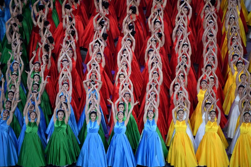 Penampilan para penari perempuan dalam pertunjukan budaya sebagai bagian dari Perayaan 100 tahun Partai Komunis China di Stadion Nasional Beijing, Senin (28/6/2021). 