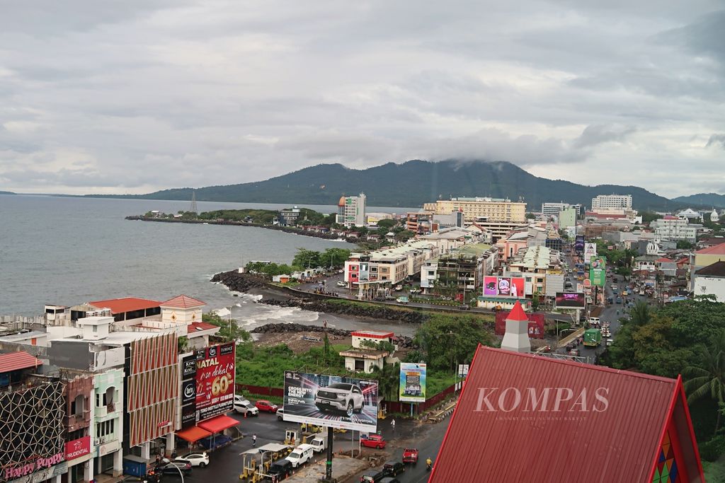 Pemandangan Kota Manado, Sulawesi Utara, menjelang Natal 2022, pada Rabu (14/12/2022) sore. Kota Manado telah bersolek dengan memasang berbagai ornamen natal di jalan untuk menyambut hari raya tersebut.