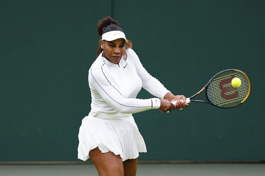 Serena Williams berlatih di Lapangan Utama All England Lawn Tennis and Croquet Club, London, Inggris, 24 Juni 2022, dalam persiapan tampil di Wimbledon. Setelah satu tahun absen karena cedera, petenis Amerika Serikat itu kembali berlaga di turnamen ini dengan status <i>wildcard</i>. 
