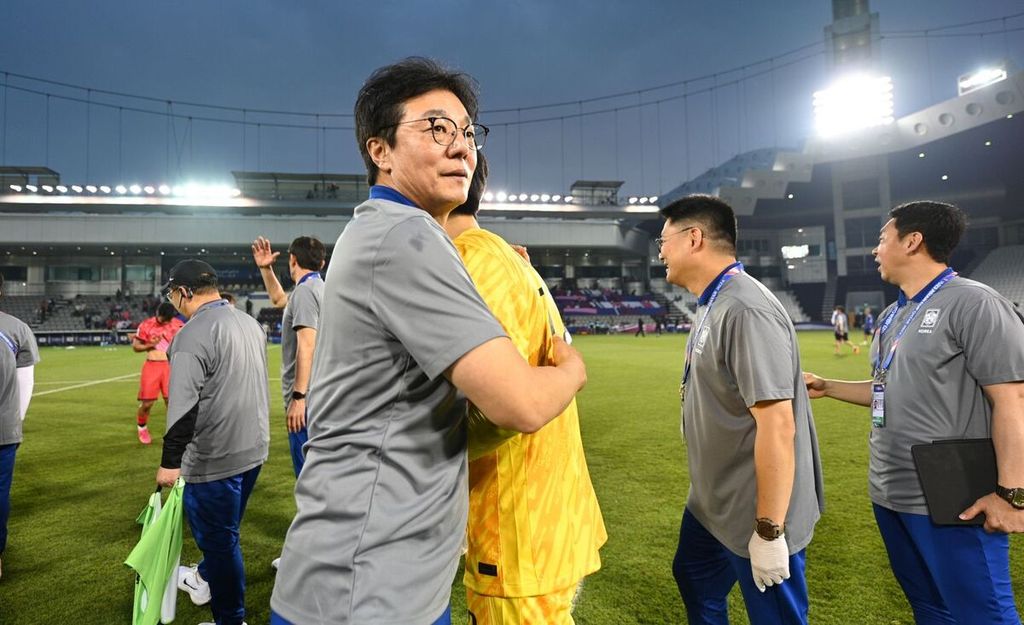 Pelatih Korea Selatan U-23 Hwang Sun-hong memeluk pemainnya sesudah laga melawan Jepang pada laga pamungkas Grup B Piala Asia U-23 2024, Senin (22/4/2024), di Stadion Jassim bin Hamad, Al-Rayyan, Qatar.