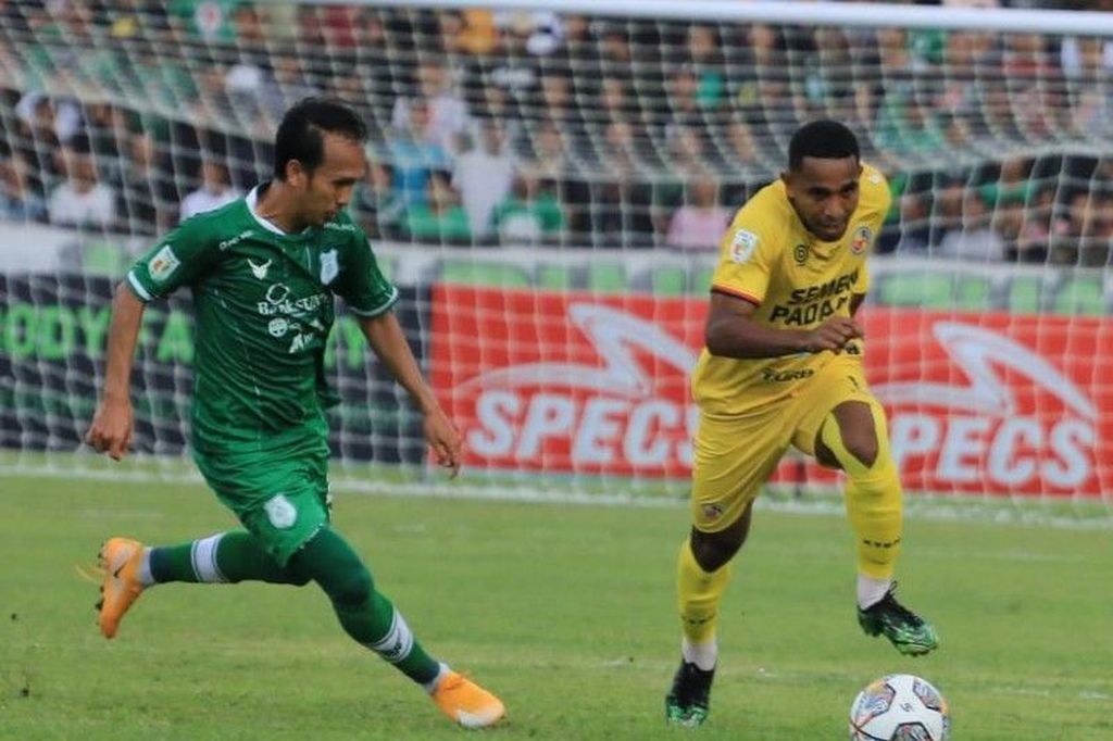 Semen Padang player Pandi Lestaluhu (right) tried to get past PSMS Medan players in the 2022 League 2 West Group match at Teladan Stadium, Monday (26/9/2022).