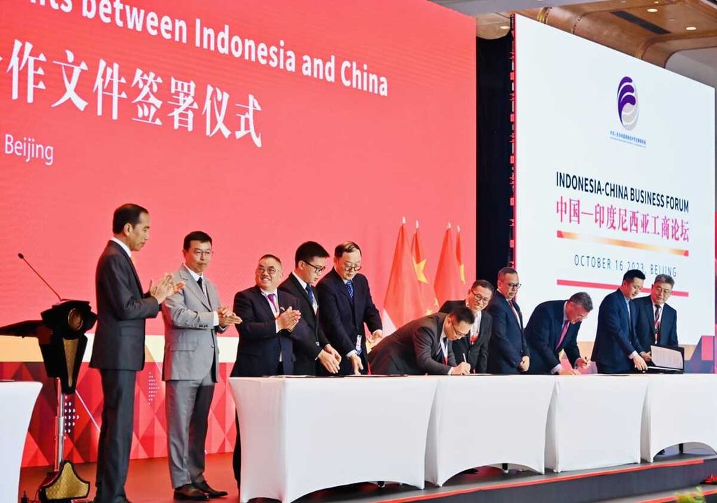Presiden Joko Widodo menyaksikan beberapa kerja sama yang ditandatangani baik antara BUMN Indonesia maupun sektor swasta dengan pengusaha China dalam Forum Bisnis Indonesia-Republik Rakyat China (RRC) yang digelar di China World Hotel, Beijing, China, Senin (16/10/2023).