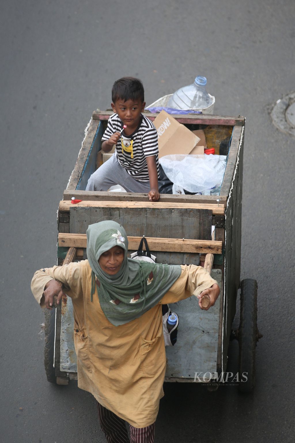 Pemulung mengajak anaknya untuk memulung di kawasan Pulo Gebang, Jakarta Timur, Jumat (16/2/2024). Menurut catatan Badan Pusat Statistik, pada Maret 2023, tingkat kemiskinan ekstrem sebesar 1,12 persen. Pemerintah menargetkan kemiskinan ekstrem akan hilang pada tahun ini.