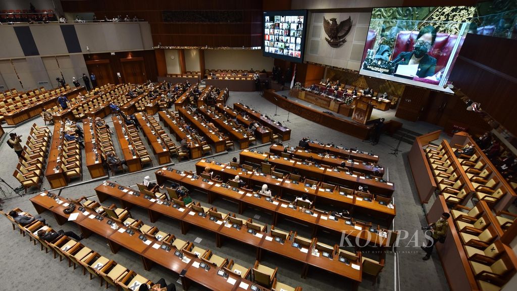 Anggota DPR RI menghadiri Rapat Paripurna ke-12 Masa Persidangan III Tahun Sidang 2020-2021 di Kompleks Parlemen, Senayan, Jakarta, Kamis (21/1/2021). 