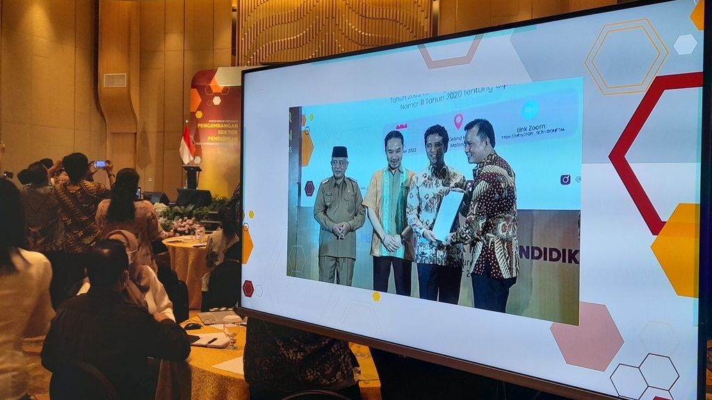 Penyerahan surat keputusan operasional Kawasan Ekonomi Khusus Singhasari, di Malang, Jawa Timur, Senin (21/11/2022).